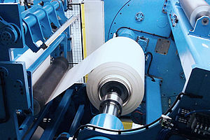 Conversion of a cross-cutting device on a non-stop film winder.